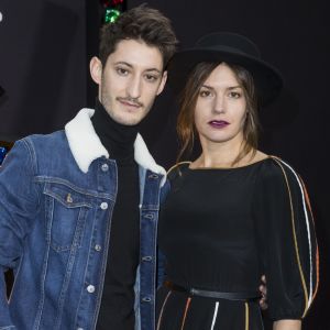 Pierre Niney et sa compagne Natasha Andrews - Photocall du défilé de mode Dior Homme Automne-Hiver 2018-2019 au Grand Palais à Paris, le 20 janvier 2018. © Olivier Borde/Bestimage