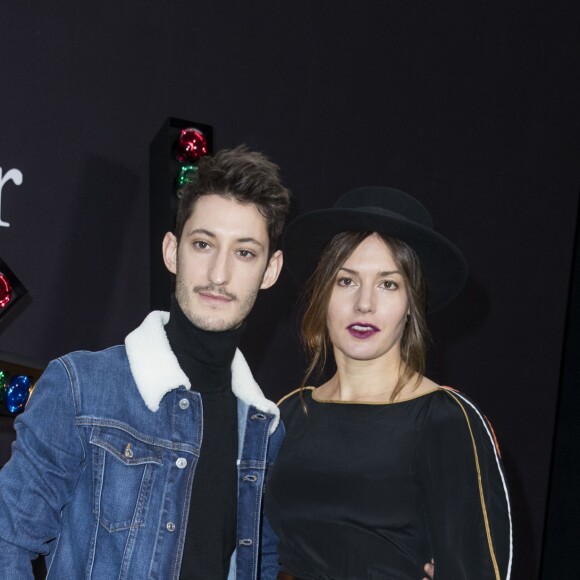 Pierre Niney et sa compagne Natasha Andrews - Photocall du défilé de mode Dior Homme Automne-Hiver 2018-2019 au Grand Palais à Paris, le 20 janvier 2018. © Olivier Borde/Bestimage