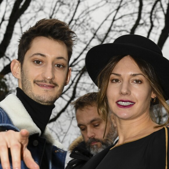 Pierre Niney et sa compagne Natasha Andrews - Arrivée des people au défilé de mode Dior Homme Automne-Hiver 2018-2019 à Paris, le 20 janvier 2018. © Pierre Perusseau/Bestimage