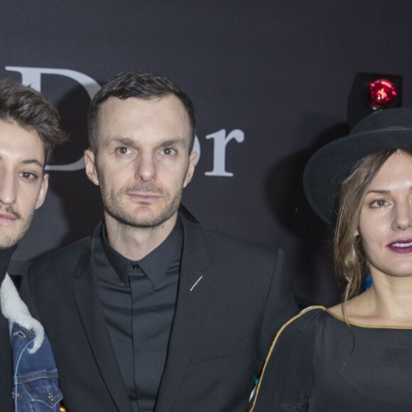 Kris Van Assche entre Pierre Niney et sa compagne Natasha Andrews - Backstage du défilé de mode Dior Homme Automne-Hiver 2018-2019 au Grand Palais à Paris, le 20 janvier 2018. © Olivier Borde/Bestimage