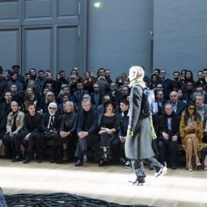 Lambert Wilson, Maria Grazia Chiuri, Robert Patinson, Karl Lagerfeld, Bernard Arnault et sa femme Hélène Mercier-Arnault, Pierre Niney et sa compagne Natasha Andrews - People au défilé de mode Dior Homme Automne-Hiver 2018-2019 au Grand Palais à Paris, le 20 janvier 2018. © Olivier Borde/Bestimage