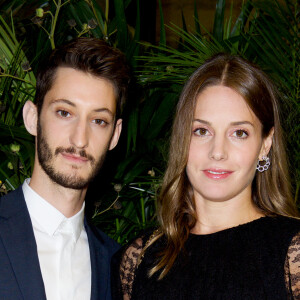 Semi-exclusif - Pierre Niney et sa compagne Natasha Andrews (enceinte) - Dîner de gala du 71ème anniversaire des amis de CARE, organisé par l'ONG CARE France et DIOR, à l'hôtel The Peninsula Paris à Paris, France, le 9 octobre 2017. © Julio Piatti/Bestimage