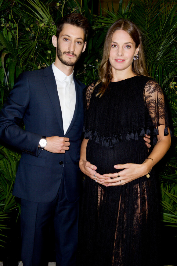 Semi-exclusif - Pierre Niney et sa compagne Natasha Andrews (enceinte) - Dîner de gala du 71ème anniversaire des amis de CARE, organisé par l'ONG CARE France et DIOR, à l'hôtel The Peninsula Paris à Paris, France, le 9 octobre 2017. © Julio Piatti/Bestimage