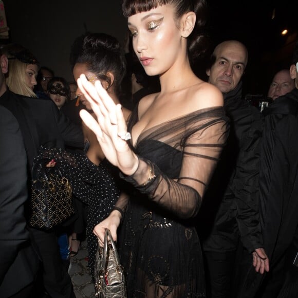 Bella Hadid au "Le Bal Surréaliste" Dior au Musée Rodin lors de la Fashion Week haute couture printemps-été 2018 à Paris, le 22 janvier 2018.