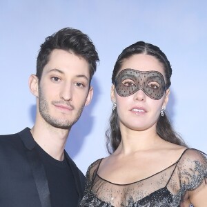 Pierre Niney et Natasha Andrews au "Bal Surréaliste" Dior au Musée Rodin lors de la Fashion Week haute couture printemps-été 2018 à Paris, le 22 janvier 2018.