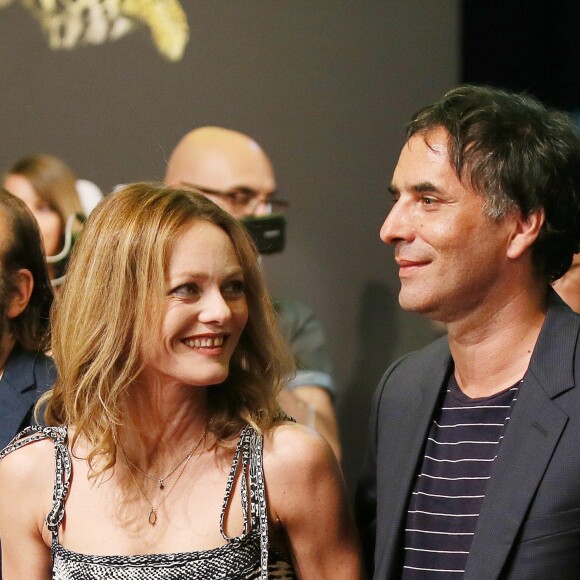 Vanessa Paradis et son compagnon Samuel Benchetrit (costume Dior et chaussures Nike) posent ensemble lors de la première du film "Chien" au 70 ème festival du film de "Locarno" le 7 août 2017
