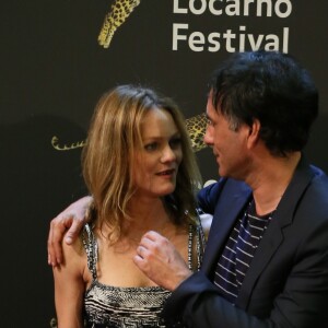 Vanessa Paradis et son compagnon Samuel Benchetrit (costume Dior et chaussures Nike) posent ensemble lors de la première du film "Chien" au 70 ème festival du film de "Locarno" le 7 août 2017