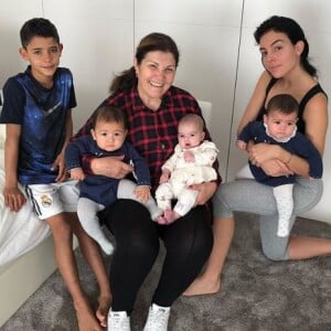 Maria Dolores dos Santos Aveiro, la maman de Cristiano Ronaldo, pose avec sa belle-fille Georgina Rodriguez, et ses petits-enfants Cristiano Junior, Eva, Mateo et Alana Martina. Instagram, le 22 janvier 2018.