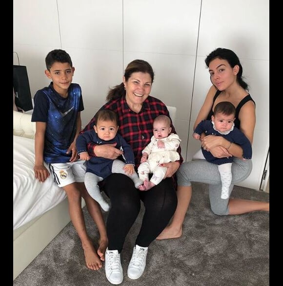Maria Dolores dos Santos Aveiro, la maman de Cristiano Ronaldo, pose avec sa belle-fille Georgina Rodriguez, et ses petits-enfants Cristiano Junior, Eva, Mateo et Alana Martina. Instagram, le 22 janvier 2018.