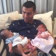 Cristiano Ronaldo pose pour la toute première fois avec ses jumeaux maeto et Eva. Photo postée sur Instagram le 29 juin 2017.