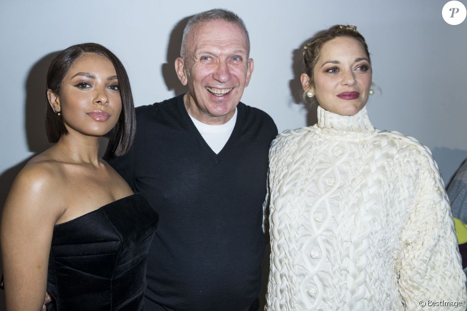 Kat Graham, Jean-Paul Gaultier et Marion Cotillard au défilé de mode