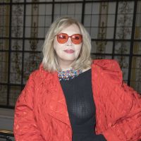 Amanda Lear dévoile un sein magnifique chez Jean Paul Gaultier