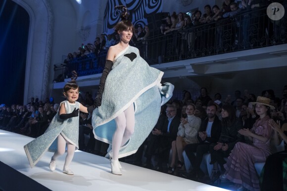 Coco Rocha et sa fille Ioni au défilé de mode Jean Paul Gaultier, collection haute couture printemps-été 2018, à Paris. Le 24 janvier 2018  © Olivier Borde / Bestimage