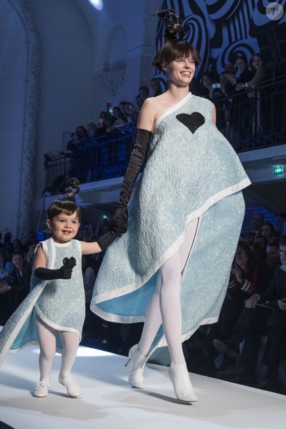 Coco Rocha et sa fille Ioni au défilé de mode Jean Paul Gaultier, collection haute couture printemps-été 2018, à Paris. Le 24 janvier 2018  © Olivier Borde / Bestimage