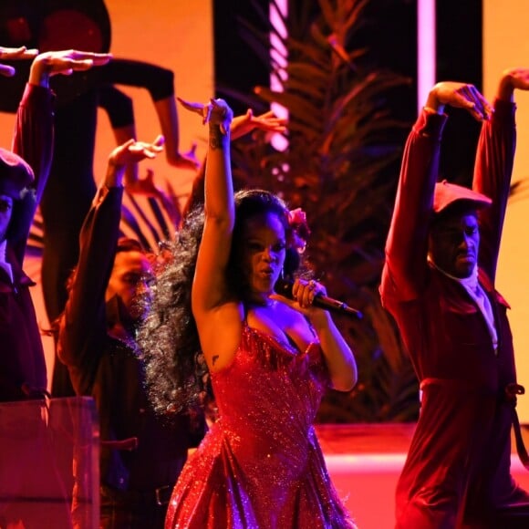 Rihanna interprète "Wild Thoughts" lors de la 60e cérémonie des Grammy Awards au Madison Square Garden de New York le 28 janvier 2018.