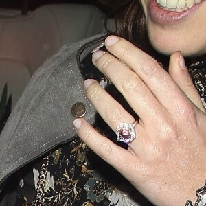 Zoom sur la bague de fiançailles (un saphir padparadscha entouré de diamants) de la princesse Eugenie d'York alors qu'elle quitte le restaurant George avec sa mère Sarah Ferguson, duchesse d'York, à Londres le 23 janvier 2018.