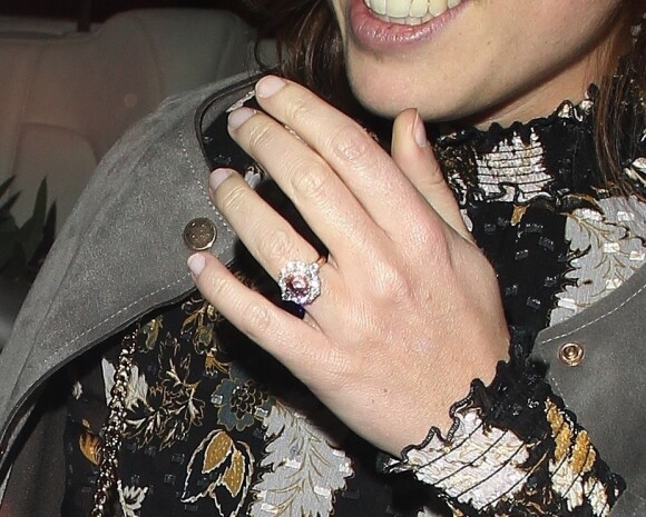 Zoom sur la bague de fiançailles (un saphir padparadscha entouré de diamants) de la princesse Eugenie d'York alors qu'elle quitte le restaurant George avec sa mère Sarah Ferguson, duchesse d'York, à Londres le 23 janvier 2018.