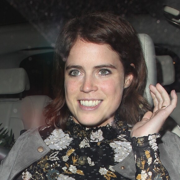 La princesse Eugenie d'York quitte le restaurant George avec sa mère Sarah Ferguson, duchesse d'York, à Londres le 23 janvier 2018.