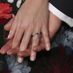 Zoom sur la bague de fiançailles de la princesse Eugenie d'York dans l'un des portraits officiels de la princesse et de son fiancé Jack Brooksbank au palais de Buckingham à Londres le 22 janvier 2018, suite à l'annonce de leurs fiançailles. Jack a fait sa demande un peu plus tôt dans le mois au cours d'un séjour au Nicaragua.