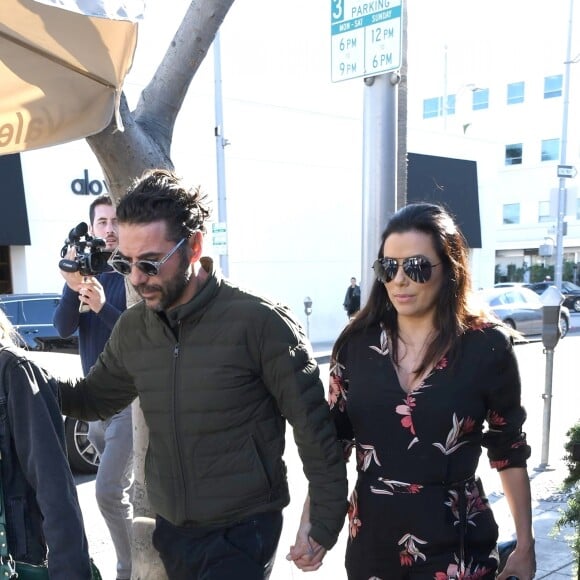 Eva Longoria, enceinte, et son mari José Baston à la sortie d'un centre médical à Beverly Hills. Le couple a ensuite déjeuner avec Natalia, la fille de José. Eva porte une combinaison fleurie de sa propre collection "Eva Collection" - Le 25 janvier 2018