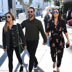 Eva Longoria, enceinte, et son mari José Baston à la sortie d'un centre médical à Beverly Hills. Le couple a ensuite déjeuner avec Natalia, la fille de José. Eva porte une combinaison fleurie de sa propre collection "Eva Collection" - Le 25 janvier 2018