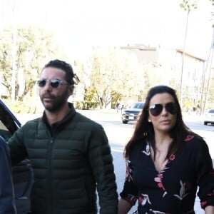 Eva Longoria, enceinte, et son mari José Baston à la sortie d'un centre médical à Beverly Hills. Le couple a ensuite déjeuner avec Natalia, la fille de José. Eva porte une combinaison fleurie de sa propre collection "Eva Collection" - Le 25 janvier 2018