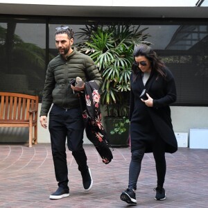 Eva Longoria, enceinte, et son mari José Baston à la sortie d'un centre médical à Beverly Hills. Le couple a ensuite déjeuner avec Natalia, la fille de José. Eva porte une combinaison fleurie de sa propre collection "Eva Collection" - Le 25 janvier 2018