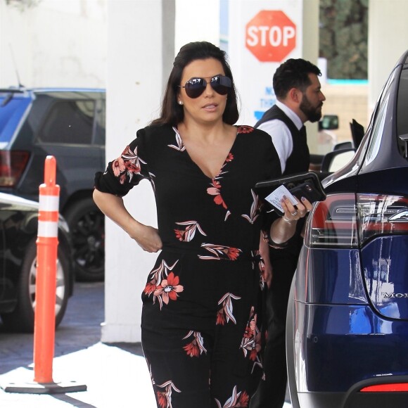 Eva Longoria, enceinte, et son mari José Baston à la sortie d'un centre médical à Beverly Hills. Le couple a ensuite déjeuner avec Natalia, la fille de José. Eva porte une combinaison fleurie de sa propre collection "Eva Collection" - Le 25 janvier 2018