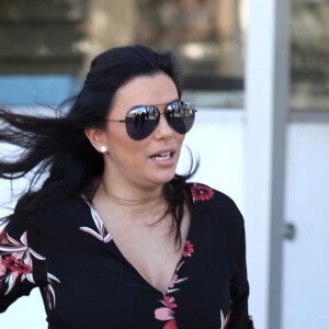 Eva Longoria, enceinte, et son mari José Baston à la sortie d'un centre médical à Beverly Hills. Le couple a ensuite déjeuner avec Natalia, la fille de José. Eva porte une combinaison fleurie de sa propre collection "Eva Collection" - Le 25 janvier 2018