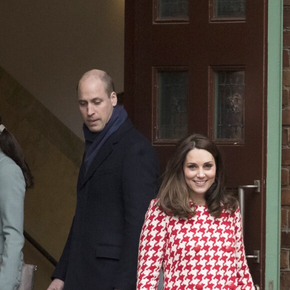 Kate Catherine Middleton (enceinte), duchesse de Cambridge, et le prince William, duc de Cambridge, à la sortie du collège Matteuskolan à Stockholm. Le 31 janvier 2018  31st January 2018 Stockholm Sweden Britain's Prince William and Catherine, the Duchess of Cambridge, accompanied by Crown Princess Victoria and Prince Daniel visit the Matteusskolan in Stockholm31/01/2018 - Stockholm