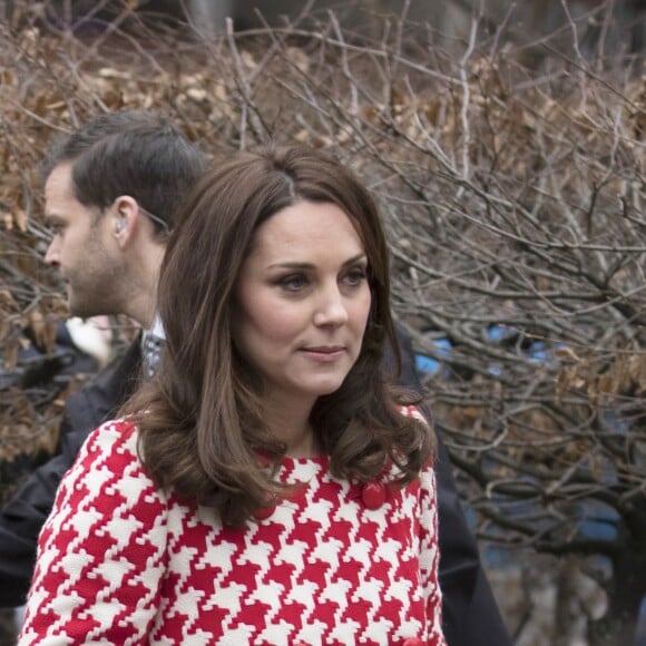 Kate Catherine Middleton (enceinte), duchesse de Cambridge à la sortie du collège Matteuskolan à Stockholm. Le 31 janvier 2018  31st January 2018 Stockholm Sweden Britain's Prince William and Catherine, the Duchess of Cambridge, accompanied by Crown Princess Victoria and Prince Daniel visit the Matteusskolan in Stockholm31/01/2018 - Stockholm