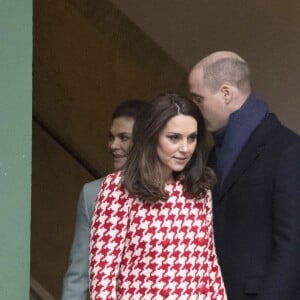 Kate Catherine Middleton (enceinte), duchesse de Cambridge, et le prince William, duc de Cambridge, à la sortie du collège Matteuskolan à Stockholm. Le 31 janvier 2018  31st January 2018 Stockholm Sweden Britain's Prince William and Catherine, the Duchess of Cambridge, accompanied by Crown Princess Victoria and Prince Daniel visit the Matteusskolan in Stockholm31/01/2018 - Stockholm