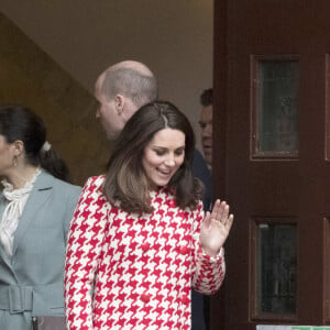 Kate Catherine Middleton (enceinte), duchesse de Cambridge, et le prince William, duc de Cambridge, la princesse Victoria de Suède à la sortie du collège Matteuskolan à Stockholm. Le 31 janvier 2018  31st January 2018 Stockholm Sweden Britain's Prince William and Catherine, the Duchess of Cambridge, accompanied by Crown Princess Victoria and Prince Daniel visit the Matteusskolan in Stockholm31/01/2018 - Stockholm