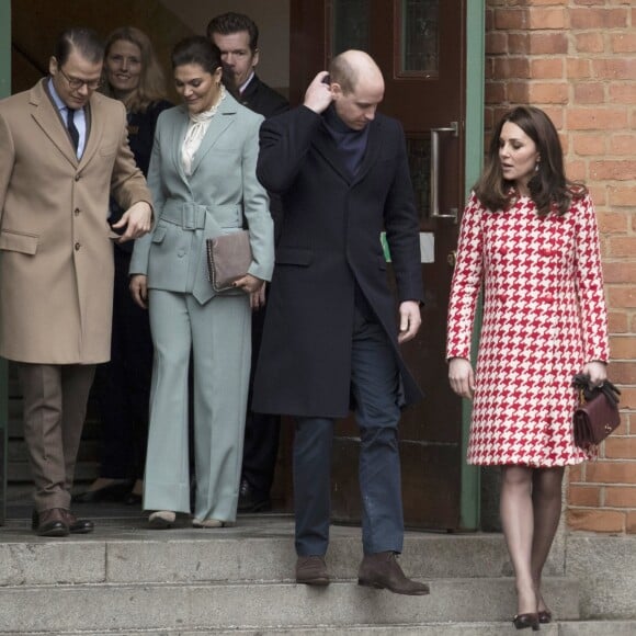 Kate Catherine Middleton (enceinte), duchesse de Cambridge, et le prince William, duc de Cambridge, la princesse Victoria et le prince Daniel de Suède à la sortie du collège Matteuskolan à Stockholm. Le 31 janvier 2018  31st January 2018 Stockholm Sweden Britain's Prince William and Catherine, the Duchess of Cambridge, accompanied by Crown Princess Victoria and Prince Daniel visit the Matteusskolan in Stockholm31/01/2018 - Stockholm