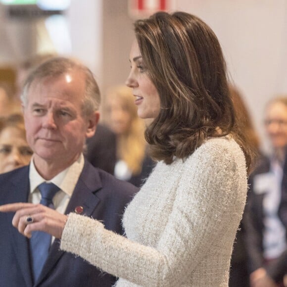 Kate Middleton, duchesse de Cambridge, enceinte et en robe Alexander McQueen, visitait le 31 janvier 2018 l'école Matteuskolan à Stockholm avec le prince William, la princesse Victoria de Suède et le prince Daniel de Suède pour y découvrir la mise en oeuvre d'un programme en faveur de la santé mentale des jeunes mis en place par l'Association nationale suédoise de recherche sur la suicide.