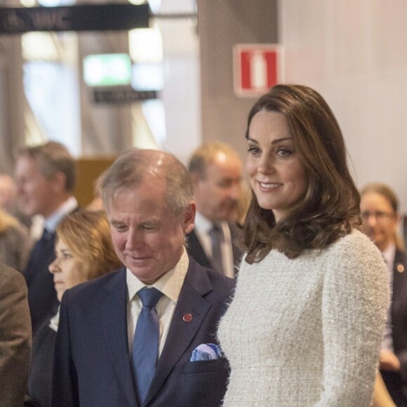 Kate Middleton, duchesse de Cambridge, enceinte et en robe Alexander McQueen, visitait le 31 janvier 2018 l'école Matteuskolan à Stockholm avec le prince William, la princesse Victoria de Suède et le prince Daniel de Suède pour y découvrir la mise en oeuvre d'un programme en faveur de la santé mentale des jeunes mis en place par l'Association nationale suédoise de recherche sur la suicide.
