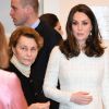 Kate Middleton, duchesse de Cambridge, enceinte et en robe Alexander McQueen, visitait le 31 janvier 2018 l'école Matteuskolan à Stockholm avec le prince William, la princesse Victoria de Suède et le prince Daniel de Suède pour y découvrir la mise en oeuvre d'un programme en faveur de la santé mentale des jeunes mis en place par l'Association nationale suédoise de recherche sur la suicide.