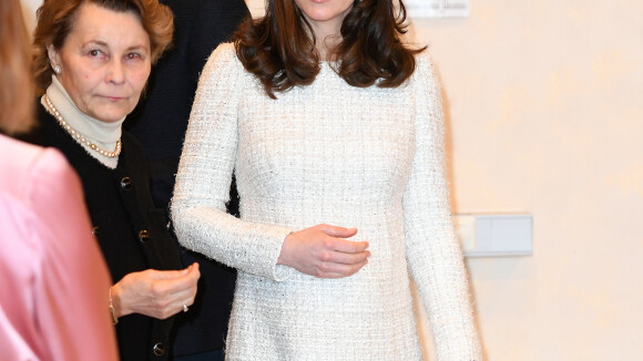 Kate Middleton, enceinte : En Alexander McQueen, elle dorlote son baby bump