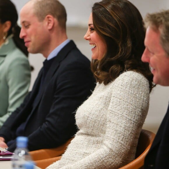 Kate Middleton, duchesse de Cambridge, enceinte et en robe Alexander McQueen, visitait le 31 janvier 2018 l'école Matteuskolan à Stockholm avec le prince William, la princesse Victoria de Suède et le prince Daniel de Suède pour y découvrir la mise en oeuvre d'un programme en faveur de la santé mentale des jeunes mis en place par l'Association nationale suédoise de recherche sur la suicide.