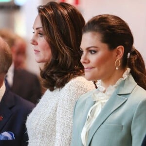 Kate Middleton, duchesse de Cambridge, enceinte et en robe Alexander McQueen, visitait le 31 janvier 2018 l'école Matteuskolan à Stockholm avec le prince William, la princesse Victoria de Suède et le prince Daniel de Suède pour y découvrir la mise en oeuvre d'un programme en faveur de la santé mentale des jeunes mis en place par l'Association nationale suédoise de recherche sur la suicide.