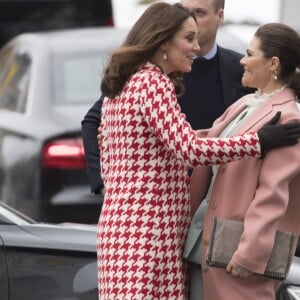 Kate Middleton, duchesse de Cambridge, enceinte et en manteau Catherine Walker, et le prince William retrouvaient au matin du 31 janvier 2018 la princesse héritière Victoria de Suède et le prince William pour visite l'Institut Karolinska à Solna, au nord de Stockholm.