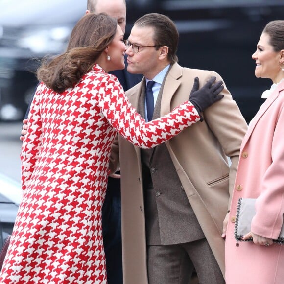 Kate Middleton, duchesse de Cambridge, enceinte et en manteau Catherine Walker, et le prince William retrouvaient au matin du 31 janvier 2018 la princesse héritière Victoria de Suède et le prince William pour visite l'Institut Karolinska à Solna, au nord de Stockholm.
