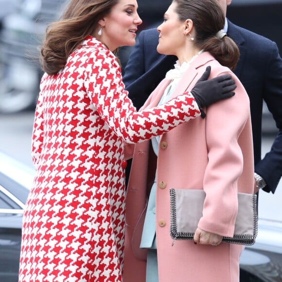 Kate Middleton, duchesse de Cambridge, enceinte et en manteau Catherine Walker, et le prince William retrouvaient au matin du 31 janvier 2018 la princesse héritière Victoria de Suède et le prince William pour visite l'Institut Karolinska à Solna, au nord de Stockholm.