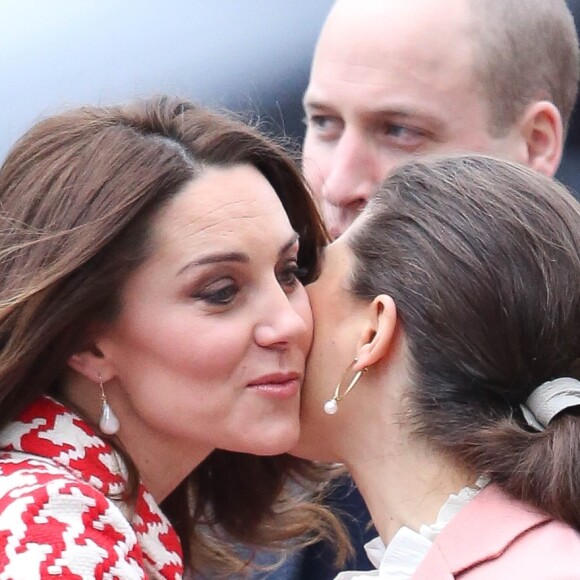 Kate Middleton, duchesse de Cambridge, enceinte et en manteau Catherine Walker, et le prince William retrouvaient au matin du 31 janvier 2018 la princesse héritière Victoria de Suède et le prince William pour visite l'Institut Karolinska à Solna, au nord de Stockholm.