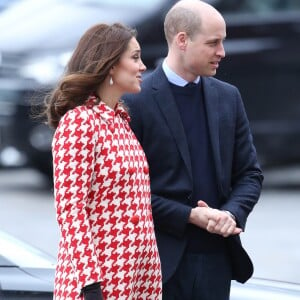 Kate Middleton, duchesse de Cambridge, enceinte et en manteau Catherine Walker, et le prince William retrouvaient au matin du 31 janvier 2018 la princesse héritière Victoria de Suède et le prince William pour visite l'Institut Karolinska à Solna, au nord de Stockholm.