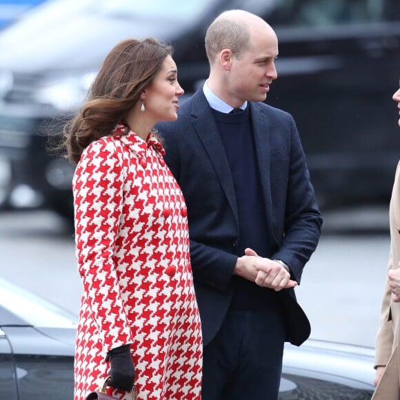 Kate Middleton, duchesse de Cambridge, enceinte et en manteau Catherine Walker, et le prince William retrouvaient au matin du 31 janvier 2018 la princesse héritière Victoria de Suède et le prince William pour visite l'Institut Karolinska à Solna, au nord de Stockholm.