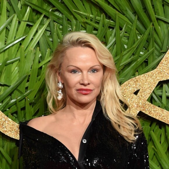 Pamela Anderson à la soirée The Fashion Awards 2017 au Royal Albert Hall à Londres, le 4 décembre 2017.