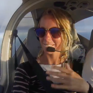 Alain Bernard et Faustine à bord d'un avion, janvier 2017.