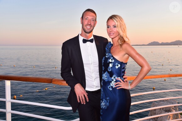 Alain Bernard et sa compagne Faustine - 5e gala annuel de l'Unité Locale d'Antibes-Juan les Pins-Vallauris de la Croix-Rouge Française à l'hôtel du Cap-Eden-Roc. Antibes, le 10 juin 2017.