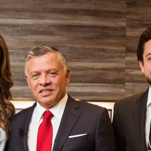 La reine Rania de Jordanie avec son mari le roi Abdullah II et leur fils aîné le prince héritier Hussein en janvier 2018 au Forum économique à Davos, photo Instagram